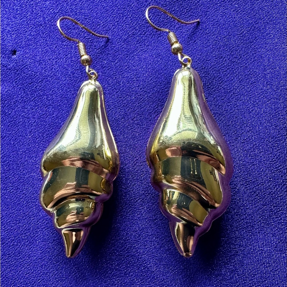 Gold Swirl Shell Dangle Earrings NWOT